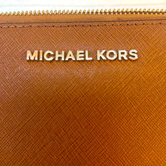 MK Jet Set Saffiano Large Traveling Leather
 Wallet Pre-Owned Great Condition - Picture 7 of 10